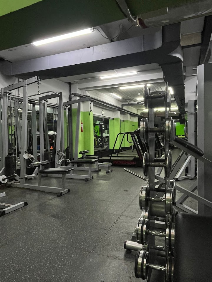 Sector de musculación y máquinas del Gimnasio IONIX