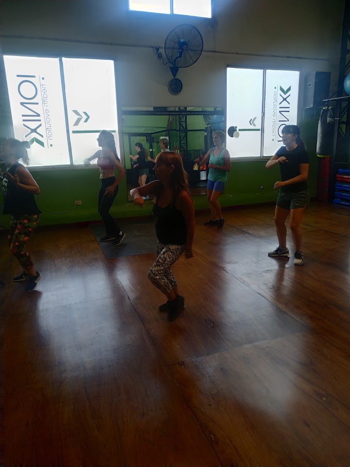 Clase grupal en el Gimnasio IONIX